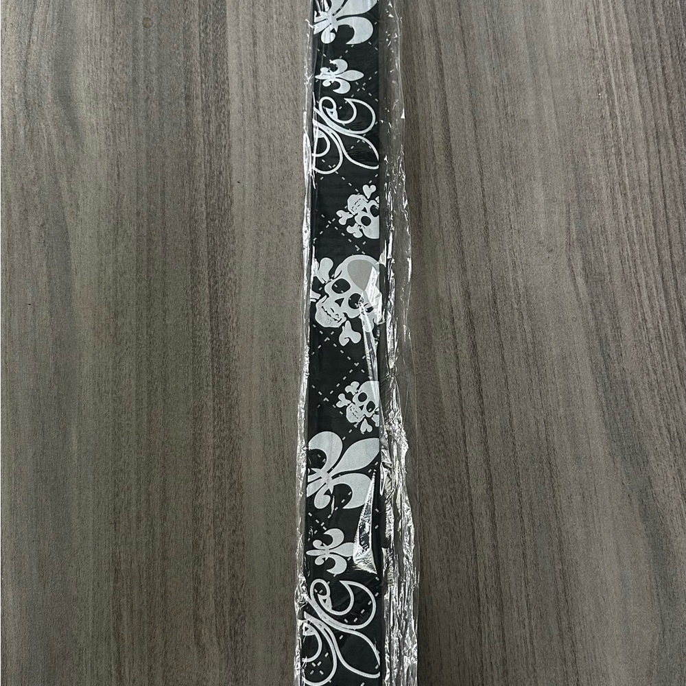 Men’s leather skull and crossbones belt. Size Medium